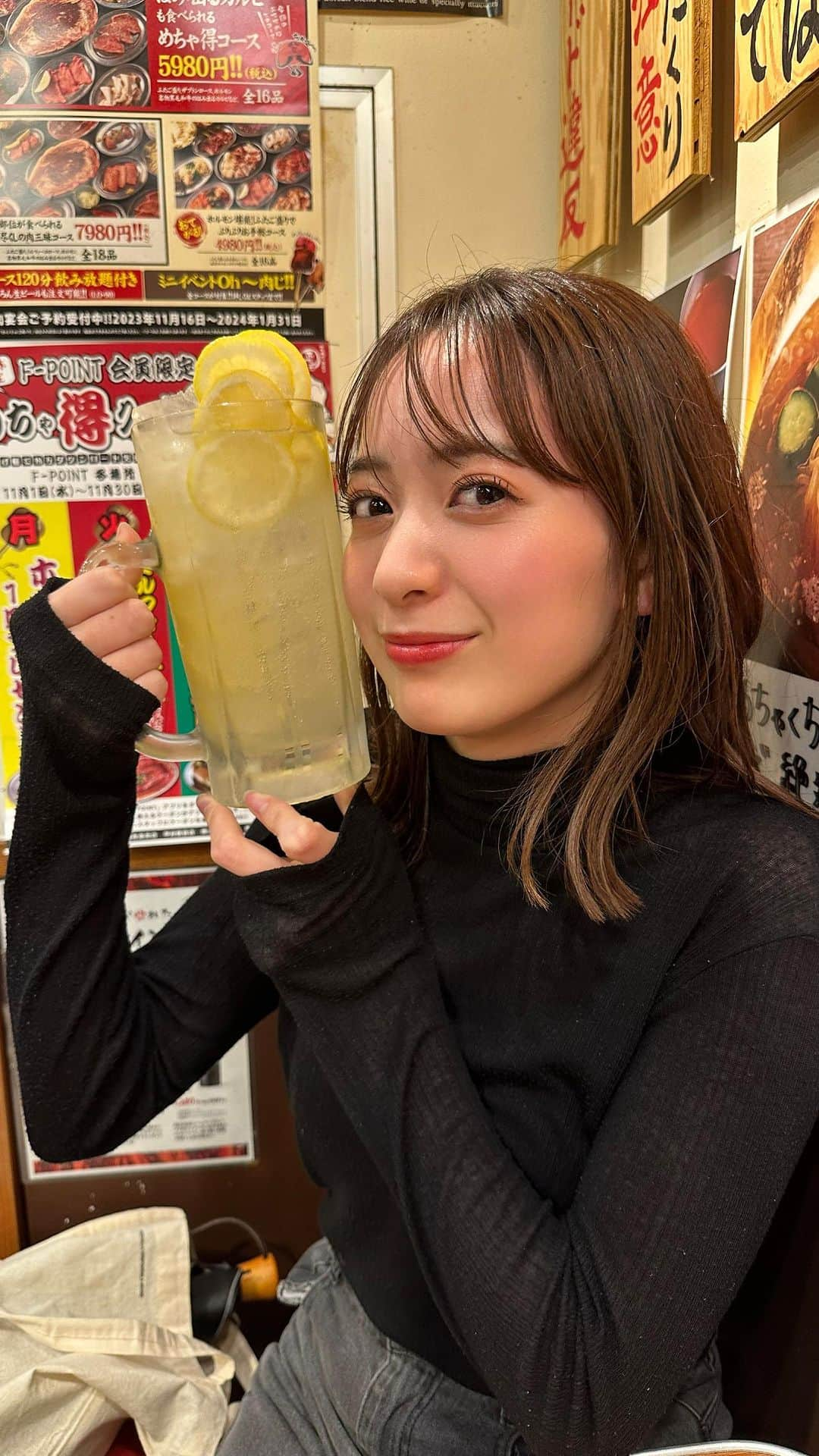 農海姫夏のインスタグラム：「はじめて焼肉屋さんのふたごに行ってきた時の📷 最強レモンサワー🍋」