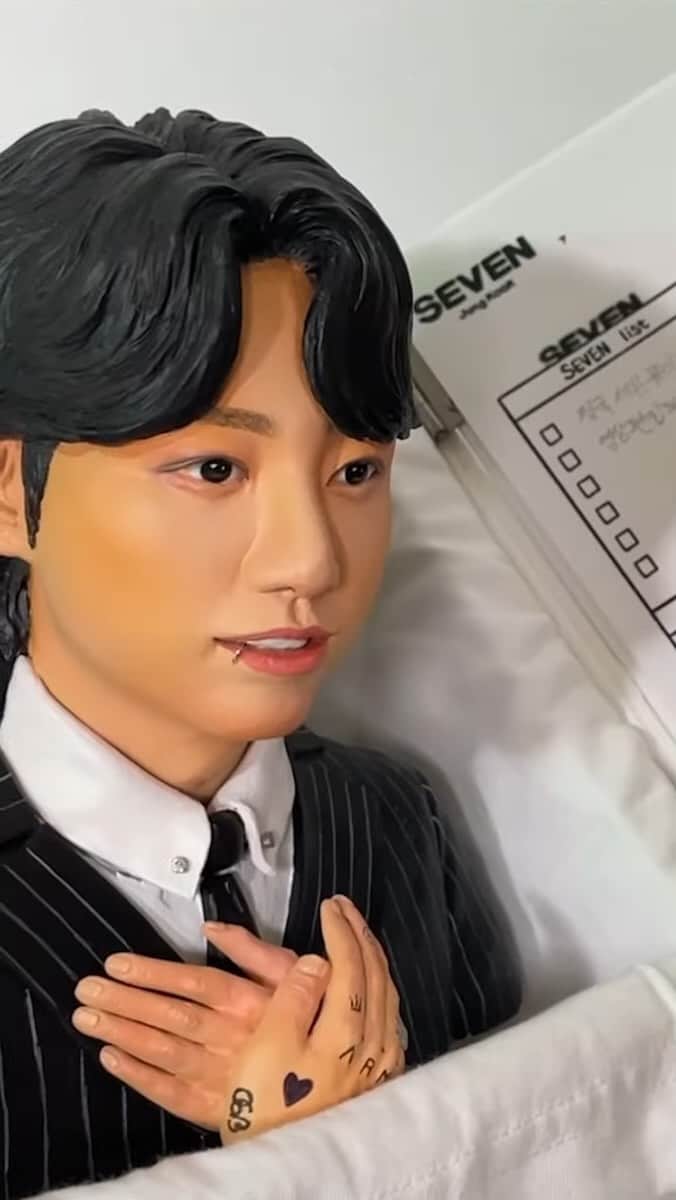 YouTubeのインスタグラム：「This clay model of Jungkook by @tminute_studio is a work of art✋  #YouTubeShorts」