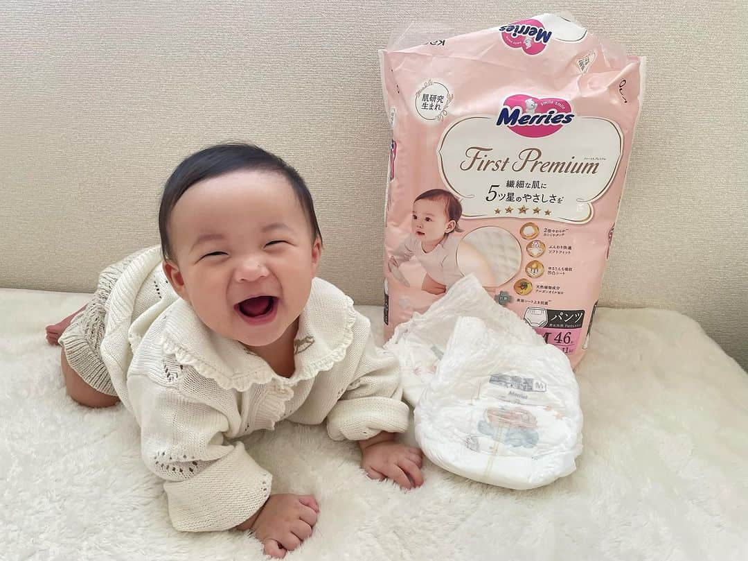 花王 メリーズ Merriesのインスタグラム：「はじける笑顔のコチラの赤ちゃん👶  新しくなったメリーズファーストプレミアムのパンツタイプをお試しいただき、 「ふわっふわで柔らかくて触るだけで気持ちいい～🍃 おしりにとっても優しそう🍑」 と、大変嬉しいコメントをいただきました✨  新しいメリーズファーストプレミアムは、赤ちゃんの繊細なお肌を第一に考え、おむつ内を清潔に保つ加工が施されています♬  こちらの素敵なお写真は @mmmm.mtn さんのお写真です @mmmm.mtnさまのアカウントはとっても素敵なお写真ばかりですので、みなさんもぜひご覧になってみてくださいね😍 --------------------------------------------------- 花王の赤ちゃん用品ブランド「メリーズ」公式アカウントです👶 . 「#メリーズ」「#メリーズファーストプレミアム」で投稿いただいた中から素敵なお写真をご紹介していますので、ぜひ投稿してみてくださいね✨ . 新発売！メリーズで繊細な肌に５つ星のやさしさを🎵 --------------------------------------------------- . . #メリーズファーストプレミアム #赤ちゃん #ベビー #成長記録 #子育て #子育てグラム #赤ちゃんのいる生活 #新米ママ #プレママ #ママカメラ #親バカ部 #ハイハイ #赤ちゃんのいる暮らし #赤ちゃん写真 #赤ちゃん動画 #ベビスタグラム #0歳 #1歳 #2歳 #育児 #育児あるある #ベビーフォト #ベビーグッズ #オムツ #オムツ姿 #育児グッズ #👶」