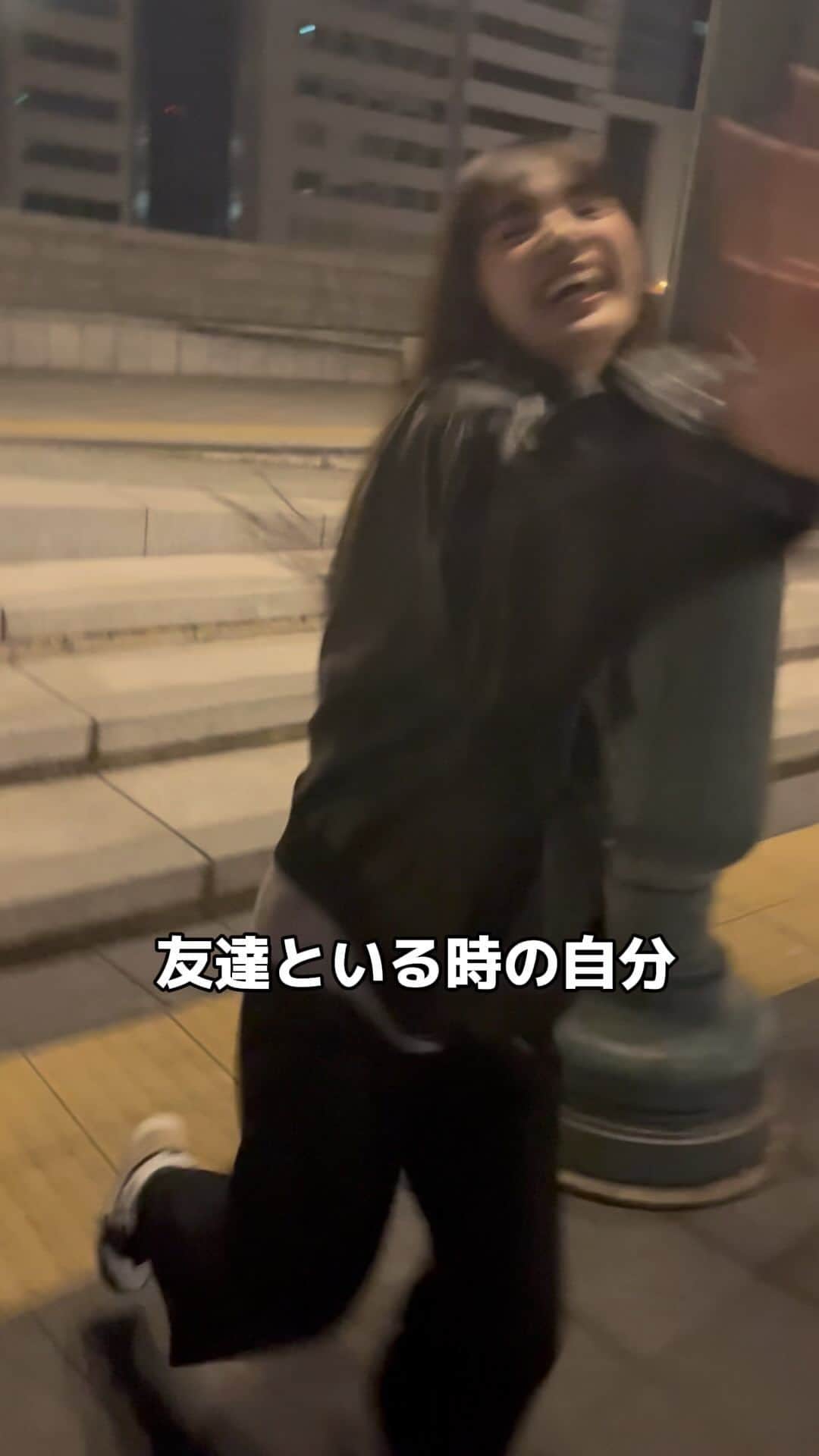青井乃乃のインスタグラム：「友達と一緒の時はいつも笑ってるけど、お仕事だと笑顔じゃない表情もするよ🥰~  #青井乃乃」