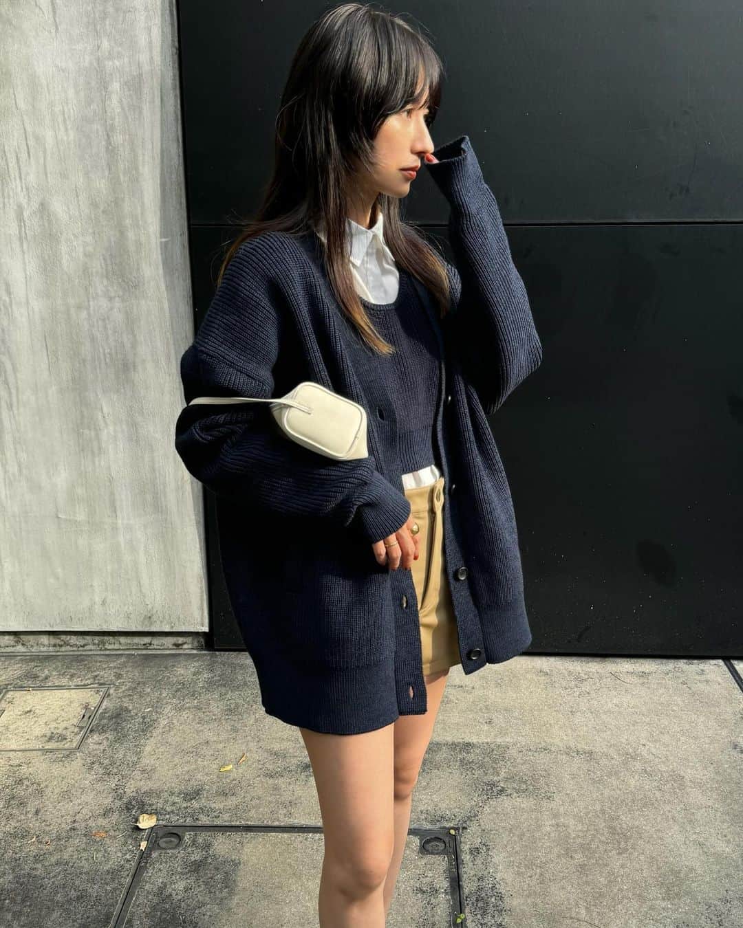 松本恵奈のインスタグラム：「遂に24ss先行予約会の季節がやってきました👏🏻 BUSTIER SET KNIT C/D. オーバーサイズのカーディガンとショートビスチェがSETになったアイテムです！ カーディガンはオーバーサイズでヒップまで隠れる丈感。 深めのV ネックが抜け感のあるデザインです♡ ビスチェはトレンドのショート丈でカジュアルな タンクトップ型デザインでTOPSとしてもビスチェとしても使って頂けます♡ ショルダーが太めなので下着のストラップも気にせず 着れるところも拘りポイントだよ✌🏻 コットン素材なので春らしくサラッと着て頂けて、 それぞれ単品で着ても可愛いのですごくオススメな一枚です♡是非お楽しみにっ！ #clane #先行予約アイテム #clane24sspreorder」