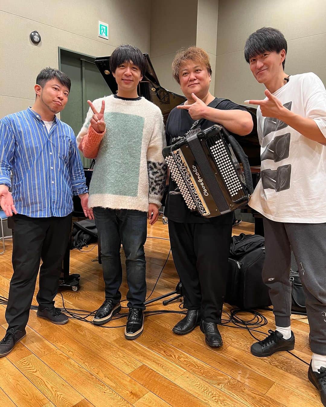 桑山哲也のインスタグラム：「藤澤ノリマサさんとのリハーサルです🎵  ピアノ、アコーディオン、パーカッションという面白い編成(^^)  このメンバーで去年の6月に浜離宮朝日ホールでコンサートを行いましたが、今回は東京は紀尾井ホール、 大阪は住友生命いずみホールにて開催されます🎵  バンド3人とは思えない音圧とパワーで気持ちいいのです🥴  是非皆様　会場で一緒に盛り上がりましょう❣️  ＃桑山哲也　＃藤田朋子 ＃アコーディオン　＃アコーディナ　＃シャンソン　＃flss ＃藤澤ノリマサ　＃森丘ヒロキ　＃福長雅夫」