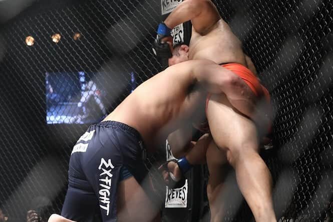 岡見勇信さんのインスタグラム写真 - (岡見勇信Instagram)「https://mmaplanet.jp/159342  この記事で初めて、キムジェヨン選手が私との対戦前に渡米しファイトキャンプを行っていたことを知りました。 これで、彼がステージ裏で試合ギリギリまでハードにアップしていたタフさにも納得です。 全てを賭して練習してきた彼と闘えたこと、より一層誇りに思えます。  この野次は、私にも聞こえていました。声の主はアメリカにも、ドイツにも、ブラジルにも、国内外問わず駆けつけてくれ20年以上ずっと応援していただいている方。私を奮い立たせるための檄、ありがたい気持ちでいっぱいです。  格闘家岡見勇信に対する周りの方々の深い愛に、改めて心から感謝しています。 高島さん、本当にありがとうございます。読みながら涙が出そうになりました。 是非ご一読をお願いいたします。  #shooto #mobstyles #修斗 #ldh #exfight #mma #格闘技 #総合格闘技 #写真 #高島学 #mmaplanet #ありがとうございます」12月5日 16時11分 - _yushin_okami_