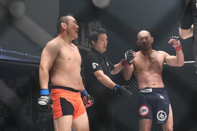 岡見勇信さんのインスタグラム写真 - (岡見勇信Instagram)「https://mmaplanet.jp/159342  この記事で初めて、キムジェヨン選手が私との対戦前に渡米しファイトキャンプを行っていたことを知りました。 これで、彼がステージ裏で試合ギリギリまでハードにアップしていたタフさにも納得です。 全てを賭して練習してきた彼と闘えたこと、より一層誇りに思えます。  この野次は、私にも聞こえていました。声の主はアメリカにも、ドイツにも、ブラジルにも、国内外問わず駆けつけてくれ20年以上ずっと応援していただいている方。私を奮い立たせるための檄、ありがたい気持ちでいっぱいです。  格闘家岡見勇信に対する周りの方々の深い愛に、改めて心から感謝しています。 高島さん、本当にありがとうございます。読みながら涙が出そうになりました。 是非ご一読をお願いいたします。  #shooto #mobstyles #修斗 #ldh #exfight #mma #格闘技 #総合格闘技 #写真 #高島学 #mmaplanet #ありがとうございます」12月5日 16時11分 - _yushin_okami_