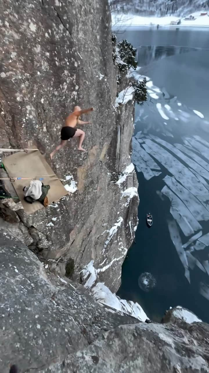 Earth Picsのインスタグラム：「@kenstornes set a new world record! 🌍🏆 40.5m / 132ft.   “Once again we take the deathdive world record back to Norway where it belongs”」