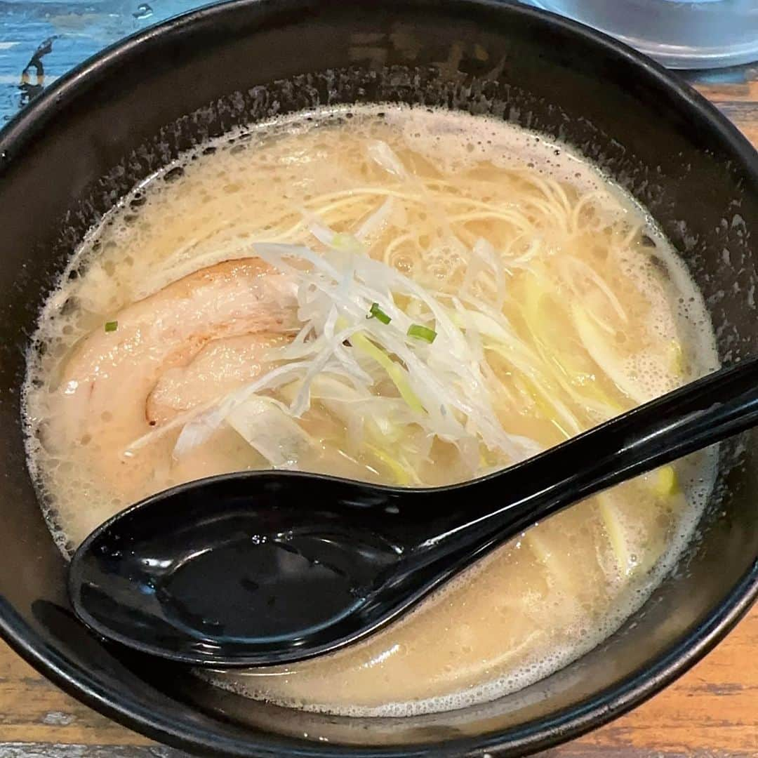 千佐真里奈さんのインスタグラム写真 - (千佐真里奈Instagram)「エンジニア山中さんおすすめ 福岡 ラーメン巡り  🍜長浜御殿  🍜海鳴  🍜ひろせ食堂  🍜丸星ラーメン  3日でラーメン4杯…! 〆のラーメンも 朝ラーメンも最高 思い出してまた食べたい。 ごちそうさまでした😋  #福岡 #博多ラーメン #長浜ラーメン #久留米 #久留米ラーメン #長浜御殿 #海鳴 #ひろせ食堂 #丸星ラーメン #ラーメン巡り」12月5日 16時24分 - chisamusic