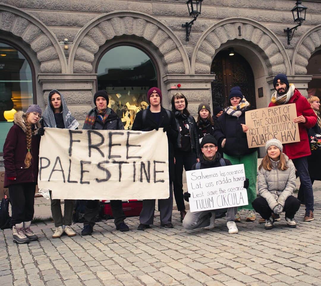 グレタ・トゥーンベリのインスタグラム：「The death rate in Gaza is at a historic high, with thousands of children killed in just a few weeks. Demanding an end to this inexcusable violence is a question of basic humanity. Silence is complicity. You cannot be silent in an unfolding genocide. Read FFF Sweden’s op-ed in the link in bio. #StandWithPalestine #StandWithGaza」
