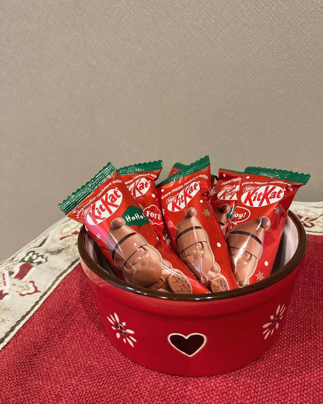 高見侑里のインスタグラム：「◡̈♥︎ 先月の発売からずっと探していたキットカットの#ホリデイサンタ 🎅🍫 ⁡ なかなか見つからなかったので諦めモードだったのですが、今日たまたま入ったお店で見つけました✨ ⁡ しかも最後のひとつ😂🙏 ⁡ この冬はお菓子運がありそうです✌️ ⁡ #KitKat #HolidaySanta」
