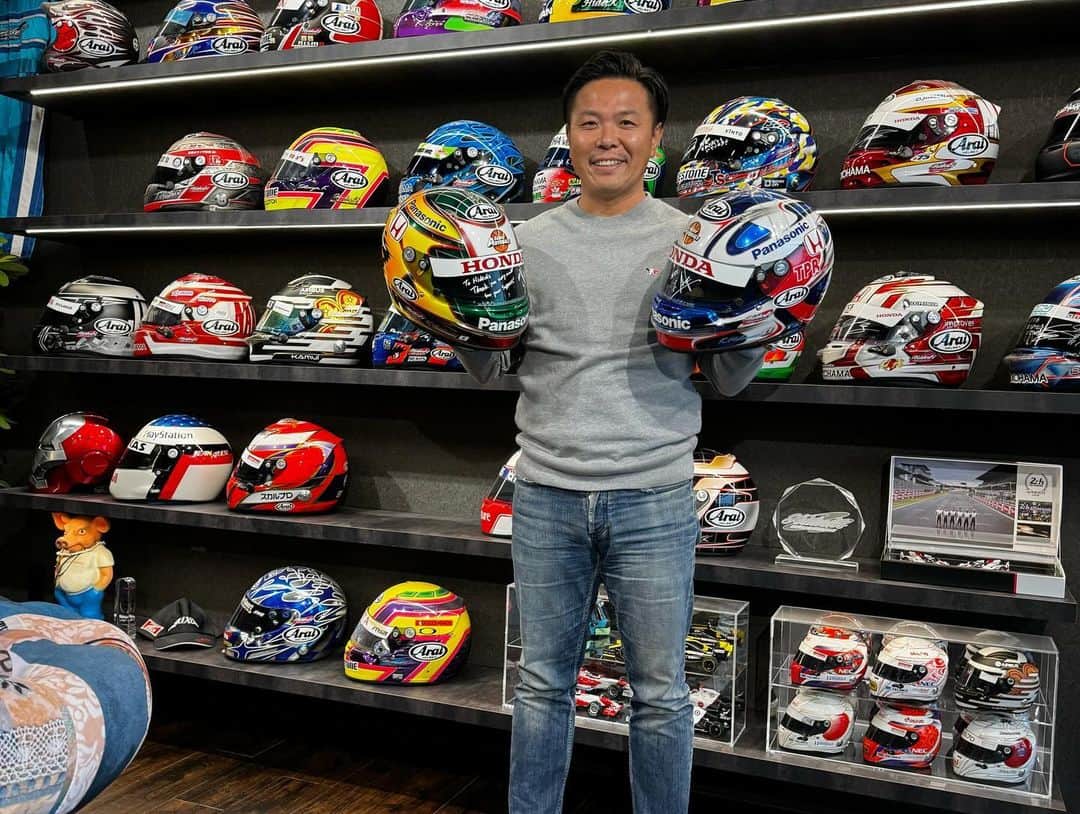 松浦孝亮のインスタグラム：「Hideck’sさんにヘルメットペイントをお願いしてから19年。 インディ2年目からずぅ〜っと自分のヘルメットを塗ってもらってます。 心から感謝し、心から尊敬する幸内さん。ヘルメットやスーツって、自分の身体守り、身に付けるモノ。 そこには常に拘りを持って製作してくれる職人が必ずいます。 私と幸内さんには、19年もの長い関係があり、来年は節目の20年。 人生の半分近く幸内さんのヘルメットを被っていたなんてビックリでした。 本日は、その感謝をお伝えしに新しくできたギャラリーにお邪魔してきました。 素晴らしいの一言。 ここには数々のドライバーの歴史と足跡が残されています。 こうやってみると、日本で間違いなくNo.1のペインターになられた幸内さん。インディからF1まで全てのカテゴリーにドライバーを抱えていて、もちろんスーパーGTでもHideck’sさんのヘルメットを被る選手が1番多いかもしれません。 いつも本当にありがとうございます。 来年は20周年です。 これからもよろしくお願い致します🙇‍♂️ #hideck’s #helmetpaint #araihelmet」