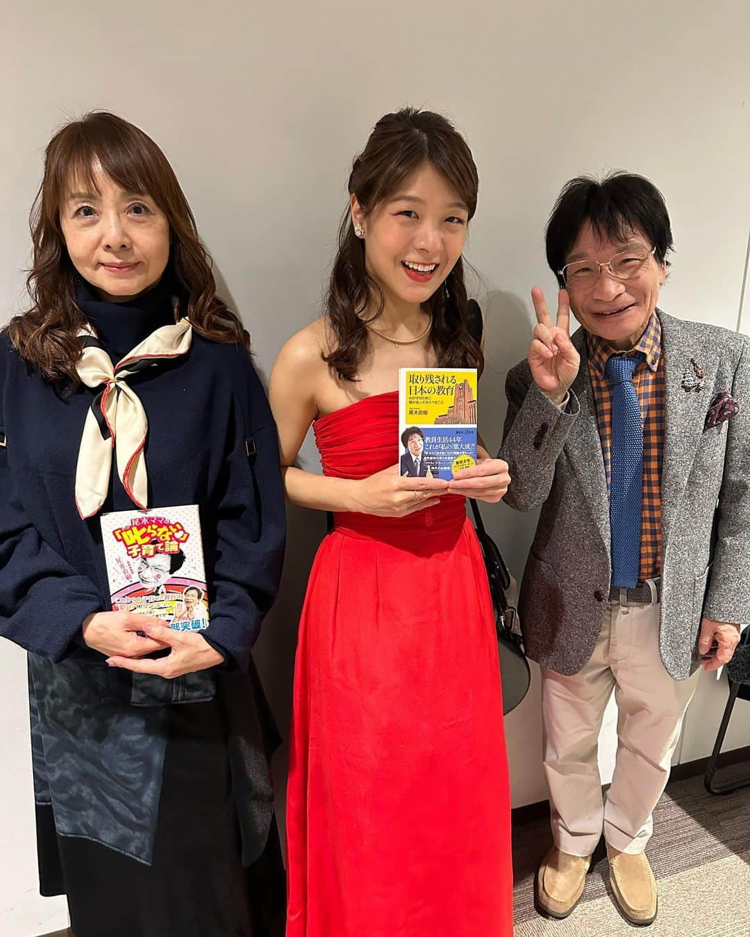 廣津留すみれさんのインスタグラム写真 - (廣津留すみれInstagram)「Christmas-themed concert with Tokyo Philharmonic Orchestra! 東フィルさんと休日午後のコンサートでした🎄✨ 一足早いクリスマス気分でとても楽しかったです🥳 ⠀ ① Holiday red dress! ② Thankful for the full house audience 🥰 ③ Post-performance shot with maestro 指揮の円光寺先生と！ ④ We transformed into something on an encore piece 🎅🏻円光寺マエストロサンタと三浦コンマスサンタと😆❤️  ⑤ Soloist encore = Sumire-arranged Christmas medley アンコールはすみれアレンジでお届け🌟 ⑥ the guest @oginaoki_ogimama & my mom 来てくださった尾木ママさん🙏🏻と廣津留ママ ⑦ super cute wreath on my green room door!🎄 ⠀ ⠀ ⠀ ⠀ ⠀ #christmas #concert #tokyo #orchestra #violin #musicianlife #dress #red #winter」12月5日 16時42分 - sumire_vln