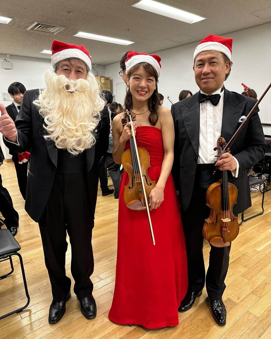 廣津留すみれさんのインスタグラム写真 - (廣津留すみれInstagram)「Christmas-themed concert with Tokyo Philharmonic Orchestra! 東フィルさんと休日午後のコンサートでした🎄✨ 一足早いクリスマス気分でとても楽しかったです🥳 ⠀ ① Holiday red dress! ② Thankful for the full house audience 🥰 ③ Post-performance shot with maestro 指揮の円光寺先生と！ ④ We transformed into something on an encore piece 🎅🏻円光寺マエストロサンタと三浦コンマスサンタと😆❤️  ⑤ Soloist encore = Sumire-arranged Christmas medley アンコールはすみれアレンジでお届け🌟 ⑥ the guest @oginaoki_ogimama & my mom 来てくださった尾木ママさん🙏🏻と廣津留ママ ⑦ super cute wreath on my green room door!🎄 ⠀ ⠀ ⠀ ⠀ ⠀ #christmas #concert #tokyo #orchestra #violin #musicianlife #dress #red #winter」12月5日 16時42分 - sumire_vln