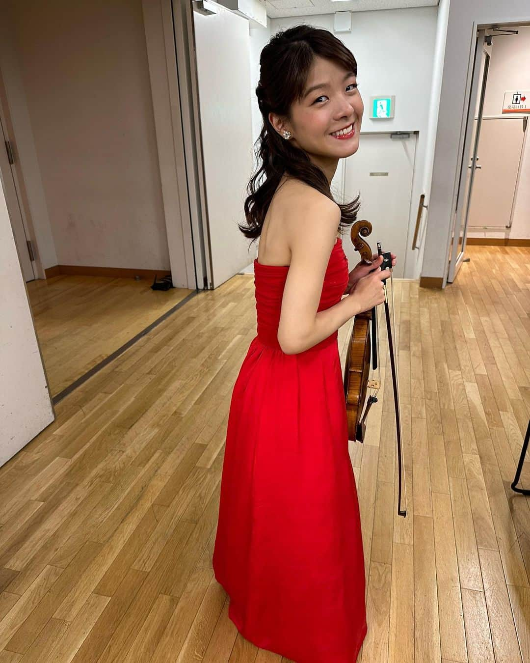 廣津留すみれさんのインスタグラム写真 - (廣津留すみれInstagram)「Christmas-themed concert with Tokyo Philharmonic Orchestra! 東フィルさんと休日午後のコンサートでした🎄✨ 一足早いクリスマス気分でとても楽しかったです🥳 ⠀ ① Holiday red dress! ② Thankful for the full house audience 🥰 ③ Post-performance shot with maestro 指揮の円光寺先生と！ ④ We transformed into something on an encore piece 🎅🏻円光寺マエストロサンタと三浦コンマスサンタと😆❤️  ⑤ Soloist encore = Sumire-arranged Christmas medley アンコールはすみれアレンジでお届け🌟 ⑥ the guest @oginaoki_ogimama & my mom 来てくださった尾木ママさん🙏🏻と廣津留ママ ⑦ super cute wreath on my green room door!🎄 ⠀ ⠀ ⠀ ⠀ ⠀ #christmas #concert #tokyo #orchestra #violin #musicianlife #dress #red #winter」12月5日 16時42分 - sumire_vln