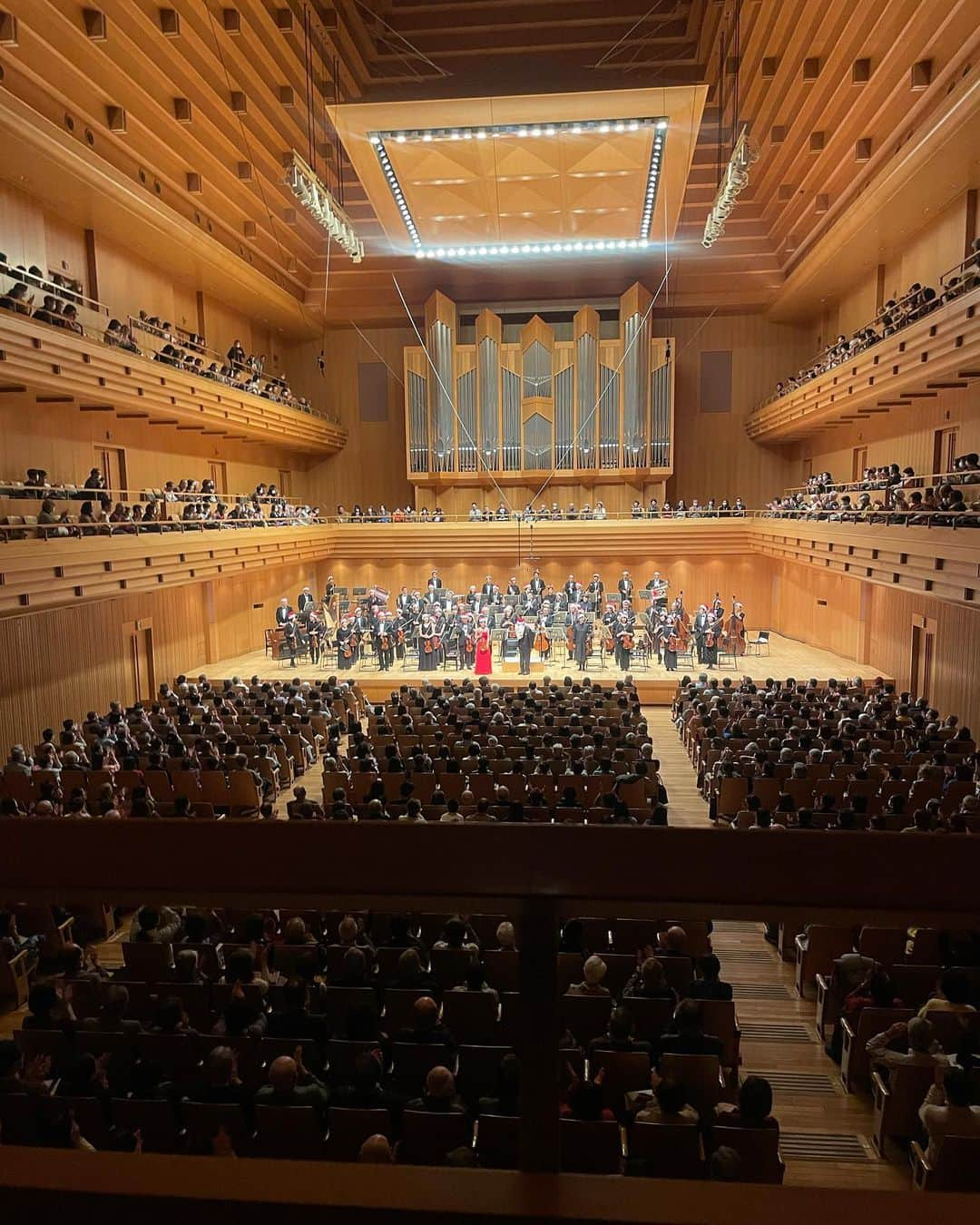 廣津留すみれさんのインスタグラム写真 - (廣津留すみれInstagram)「Christmas-themed concert with Tokyo Philharmonic Orchestra! 東フィルさんと休日午後のコンサートでした🎄✨ 一足早いクリスマス気分でとても楽しかったです🥳 ⠀ ① Holiday red dress! ② Thankful for the full house audience 🥰 ③ Post-performance shot with maestro 指揮の円光寺先生と！ ④ We transformed into something on an encore piece 🎅🏻円光寺マエストロサンタと三浦コンマスサンタと😆❤️  ⑤ Soloist encore = Sumire-arranged Christmas medley アンコールはすみれアレンジでお届け🌟 ⑥ the guest @oginaoki_ogimama & my mom 来てくださった尾木ママさん🙏🏻と廣津留ママ ⑦ super cute wreath on my green room door!🎄 ⠀ ⠀ ⠀ ⠀ ⠀ #christmas #concert #tokyo #orchestra #violin #musicianlife #dress #red #winter」12月5日 16時42分 - sumire_vln