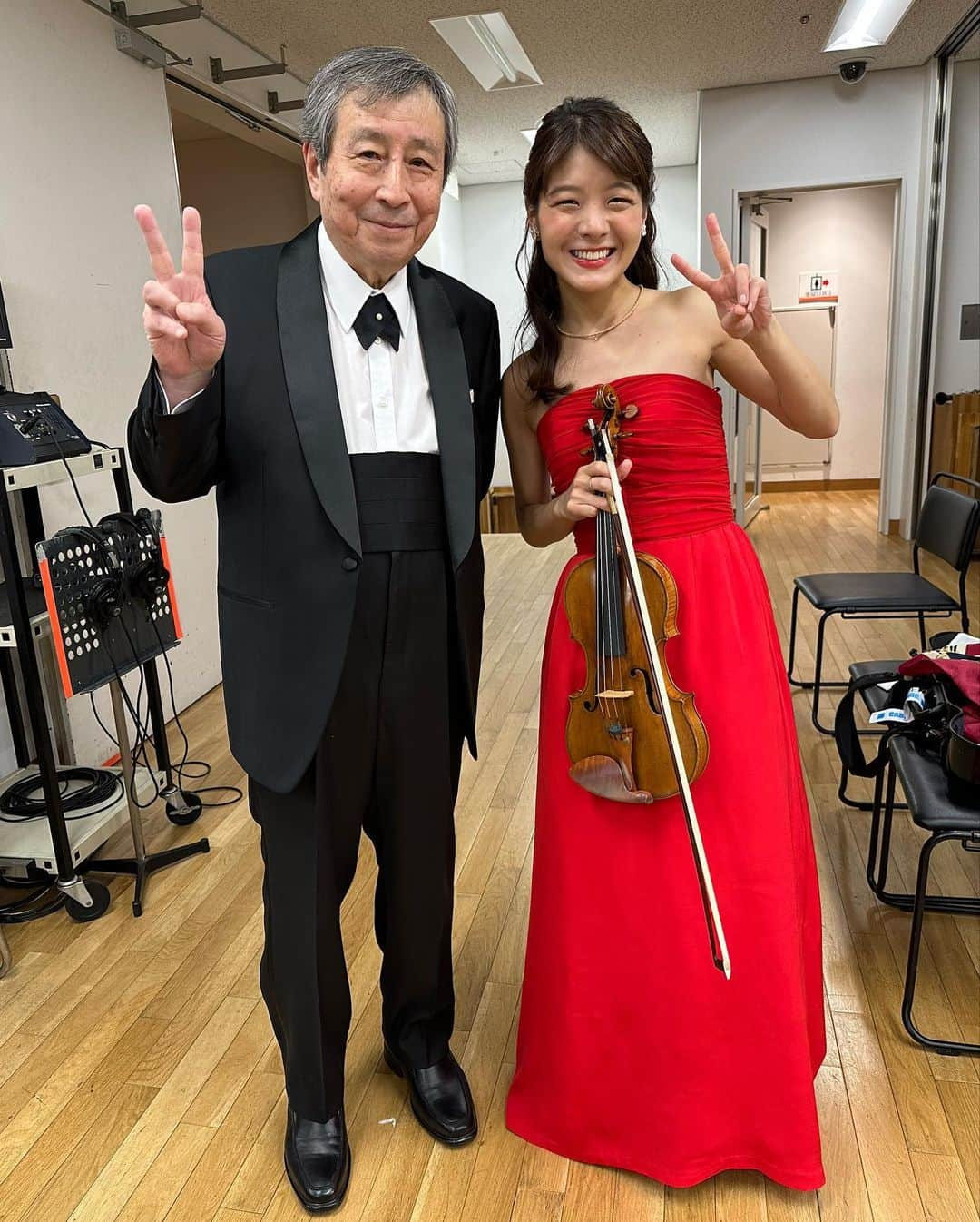 廣津留すみれさんのインスタグラム写真 - (廣津留すみれInstagram)「Christmas-themed concert with Tokyo Philharmonic Orchestra! 東フィルさんと休日午後のコンサートでした🎄✨ 一足早いクリスマス気分でとても楽しかったです🥳 ⠀ ① Holiday red dress! ② Thankful for the full house audience 🥰 ③ Post-performance shot with maestro 指揮の円光寺先生と！ ④ We transformed into something on an encore piece 🎅🏻円光寺マエストロサンタと三浦コンマスサンタと😆❤️  ⑤ Soloist encore = Sumire-arranged Christmas medley アンコールはすみれアレンジでお届け🌟 ⑥ the guest @oginaoki_ogimama & my mom 来てくださった尾木ママさん🙏🏻と廣津留ママ ⑦ super cute wreath on my green room door!🎄 ⠀ ⠀ ⠀ ⠀ ⠀ #christmas #concert #tokyo #orchestra #violin #musicianlife #dress #red #winter」12月5日 16時42分 - sumire_vln