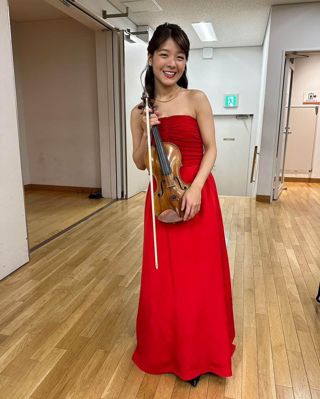 廣津留すみれさんのインスタグラム写真 - (廣津留すみれInstagram)「Christmas-themed concert with Tokyo Philharmonic Orchestra! 東フィルさんと休日午後のコンサートでした🎄✨ 一足早いクリスマス気分でとても楽しかったです🥳 ⠀ ① Holiday red dress! ② Thankful for the full house audience 🥰 ③ Post-performance shot with maestro 指揮の円光寺先生と！ ④ We transformed into something on an encore piece 🎅🏻円光寺マエストロサンタと三浦コンマスサンタと😆❤️  ⑤ Soloist encore = Sumire-arranged Christmas medley アンコールはすみれアレンジでお届け🌟 ⑥ the guest @oginaoki_ogimama & my mom 来てくださった尾木ママさん🙏🏻と廣津留ママ ⑦ super cute wreath on my green room door!🎄 ⠀ ⠀ ⠀ ⠀ ⠀ #christmas #concert #tokyo #orchestra #violin #musicianlife #dress #red #winter」12月5日 16時42分 - sumire_vln