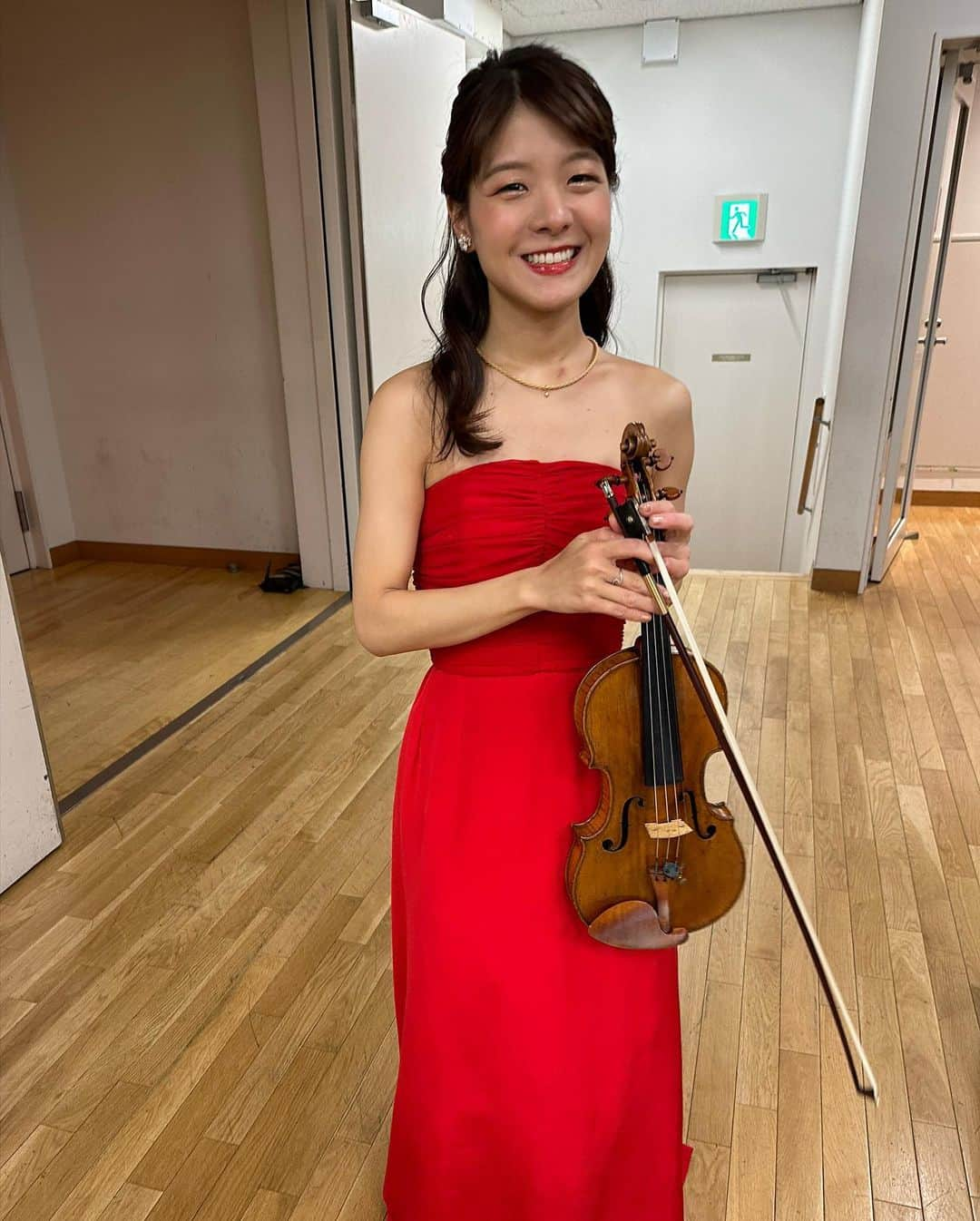 廣津留すみれのインスタグラム：「Christmas-themed concert with Tokyo Philharmonic Orchestra! 東フィルさんと休日午後のコンサートでした🎄✨ 一足早いクリスマス気分でとても楽しかったです🥳 ⠀ ① Holiday red dress! ② Thankful for the full house audience 🥰 ③ Post-performance shot with maestro 指揮の円光寺先生と！ ④ We transformed into something on an encore piece 🎅🏻円光寺マエストロサンタと三浦コンマスサンタと😆❤️  ⑤ Soloist encore = Sumire-arranged Christmas medley アンコールはすみれアレンジでお届け🌟 ⑥ the guest @oginaoki_ogimama & my mom 来てくださった尾木ママさん🙏🏻と廣津留ママ ⑦ super cute wreath on my green room door!🎄 ⠀ ⠀ ⠀ ⠀ ⠀ #christmas #concert #tokyo #orchestra #violin #musicianlife #dress #red #winter」