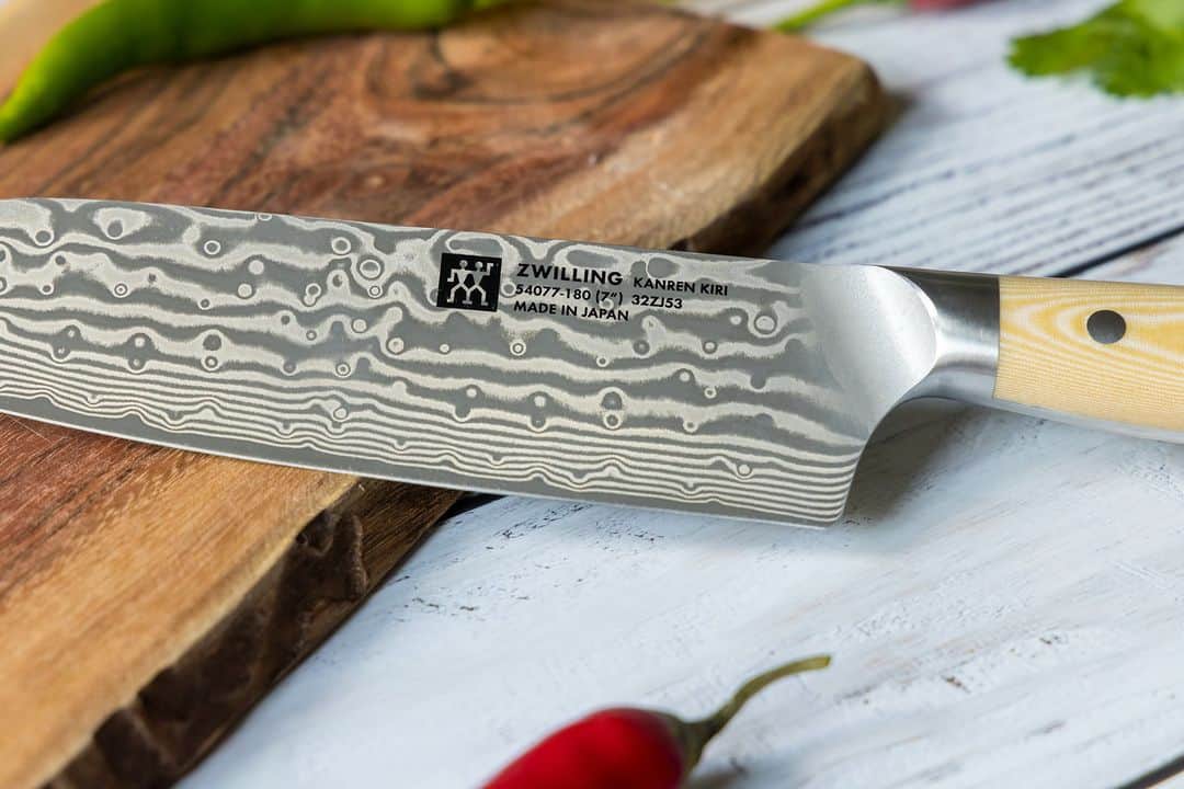 ZWILLING Japan ツヴィリングのインスタグラム：「【新製品 : ツヴィリング Kanren Kiri】  好評発売中の 「ツヴィリング Kanren Kiri」。ブレード(刃身)のダマスカス模様はKiri (霧)を彷彿とさせる、細かな “粒” を表現。山脈にたちこめる濃い霧に一筋の光が差し込む、美しい朝の風景をイメージした 柔らかさを感じさせる見た目で、どんなキッチンにも馴染みやすいナイフとなっています。 → https://www.zwilling.com/jp/zwilling/knives/zwilling-kanren-kiri/ リンクはストーリーズでも公開中。  #zwilling #ツヴィリング」
