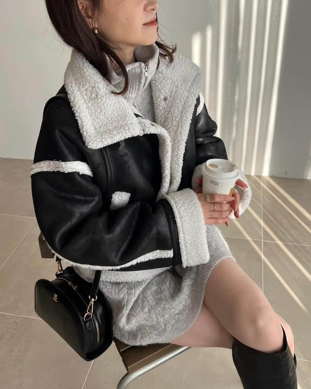 one after another NICECLAUPさんのインスタグラム写真 - (one after another NICECLAUPInstagram)「12/8 fri 21:00〜予約決定💞💞 ⁡ 毎回大人気のジップアップが ミニワンピでも着られる丈になりました🐏 ⁡ ⁡ 襟元は立てたり、折って着たりと 色々着方も変えられちゃう🫶🏻 ⁡ 一枚でミニワンピで着ても、下にロングスカートやデニムを合わせても可愛い♡ ⁡ ⁡ ⁡ 一気にトレンド感あるコーデが完成します💞 ぜひお気に入りしてね🧣 ⁡ ジップアップニット #0132090490 ⁡ #niceclaup #ナイスクラップ #ガーリーコーデ #大人コーデ #トレンドコーデ #大人可愛い #冬コーデ #カジュアルガーリー #カジュアル #カジュアルコーデ #ジップアップ #ケーブルニット #ミニワンピ #ミニワンピース #チュニック #ニット #カジュアルガーリー #ハイネック #ハンドバック #ショルダーバック」12月5日 19時00分 - niceclaup_official_