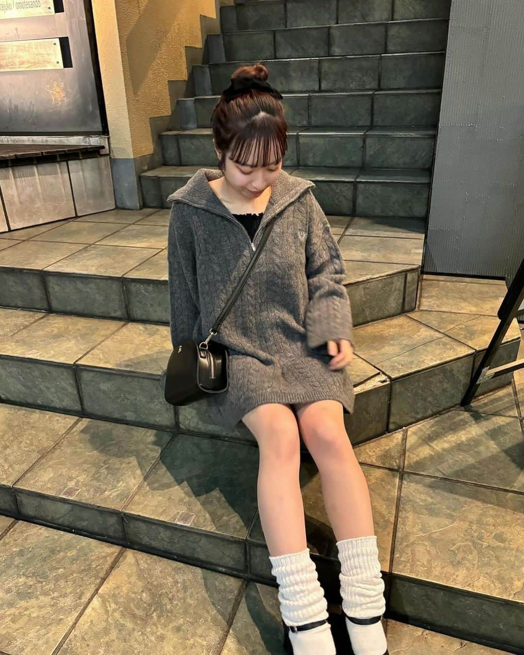 one after another NICECLAUPさんのインスタグラム写真 - (one after another NICECLAUPInstagram)「12/8 fri 21:00〜予約決定💞💞 ⁡ 毎回大人気のジップアップが ミニワンピでも着られる丈になりました🐏 ⁡ ⁡ 襟元は立てたり、折って着たりと 色々着方も変えられちゃう🫶🏻 ⁡ 一枚でミニワンピで着ても、下にロングスカートやデニムを合わせても可愛い♡ ⁡ ⁡ ⁡ 一気にトレンド感あるコーデが完成します💞 ぜひお気に入りしてね🧣 ⁡ ジップアップニット #0132090490 ⁡ #niceclaup #ナイスクラップ #ガーリーコーデ #大人コーデ #トレンドコーデ #大人可愛い #冬コーデ #カジュアルガーリー #カジュアル #カジュアルコーデ #ジップアップ #ケーブルニット #ミニワンピ #ミニワンピース #チュニック #ニット #カジュアルガーリー #ハイネック #ハンドバック #ショルダーバック」12月5日 19時00分 - niceclaup_official_