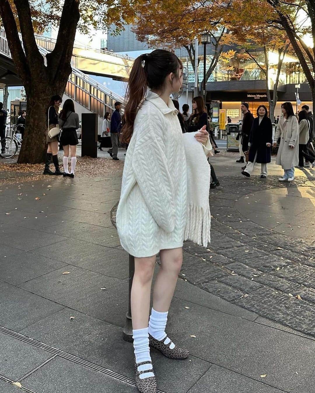 one after another NICECLAUPさんのインスタグラム写真 - (one after another NICECLAUPInstagram)「12/8 fri 21:00〜予約決定💞💞 ⁡ 毎回大人気のジップアップが ミニワンピでも着られる丈になりました🐏 ⁡ ⁡ 襟元は立てたり、折って着たりと 色々着方も変えられちゃう🫶🏻 ⁡ 一枚でミニワンピで着ても、下にロングスカートやデニムを合わせても可愛い♡ ⁡ ⁡ ⁡ 一気にトレンド感あるコーデが完成します💞 ぜひお気に入りしてね🧣 ⁡ ジップアップニット #0132090490 ⁡ #niceclaup #ナイスクラップ #ガーリーコーデ #大人コーデ #トレンドコーデ #大人可愛い #冬コーデ #カジュアルガーリー #カジュアル #カジュアルコーデ #ジップアップ #ケーブルニット #ミニワンピ #ミニワンピース #チュニック #ニット #カジュアルガーリー #ハイネック #ハンドバック #ショルダーバック」12月5日 19時00分 - niceclaup_official_