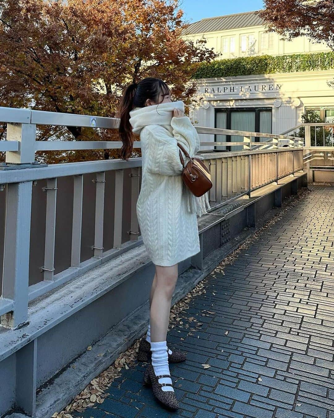one after another NICECLAUPさんのインスタグラム写真 - (one after another NICECLAUPInstagram)「12/8 fri 21:00〜予約決定💞💞 ⁡ 毎回大人気のジップアップが ミニワンピでも着られる丈になりました🐏 ⁡ ⁡ 襟元は立てたり、折って着たりと 色々着方も変えられちゃう🫶🏻 ⁡ 一枚でミニワンピで着ても、下にロングスカートやデニムを合わせても可愛い♡ ⁡ ⁡ ⁡ 一気にトレンド感あるコーデが完成します💞 ぜひお気に入りしてね🧣 ⁡ ジップアップニット #0132090490 ⁡ #niceclaup #ナイスクラップ #ガーリーコーデ #大人コーデ #トレンドコーデ #大人可愛い #冬コーデ #カジュアルガーリー #カジュアル #カジュアルコーデ #ジップアップ #ケーブルニット #ミニワンピ #ミニワンピース #チュニック #ニット #カジュアルガーリー #ハイネック #ハンドバック #ショルダーバック」12月5日 19時00分 - niceclaup_official_