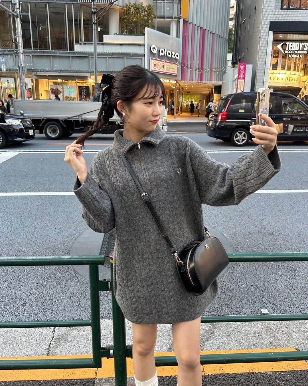 one after another NICECLAUPさんのインスタグラム写真 - (one after another NICECLAUPInstagram)「12/8 fri 21:00〜予約決定💞💞 ⁡ 毎回大人気のジップアップが ミニワンピでも着られる丈になりました🐏 ⁡ ⁡ 襟元は立てたり、折って着たりと 色々着方も変えられちゃう🫶🏻 ⁡ 一枚でミニワンピで着ても、下にロングスカートやデニムを合わせても可愛い♡ ⁡ ⁡ ⁡ 一気にトレンド感あるコーデが完成します💞 ぜひお気に入りしてね🧣 ⁡ ジップアップニット #0132090490 ⁡ #niceclaup #ナイスクラップ #ガーリーコーデ #大人コーデ #トレンドコーデ #大人可愛い #冬コーデ #カジュアルガーリー #カジュアル #カジュアルコーデ #ジップアップ #ケーブルニット #ミニワンピ #ミニワンピース #チュニック #ニット #カジュアルガーリー #ハイネック #ハンドバック #ショルダーバック」12月5日 19時00分 - niceclaup_official_