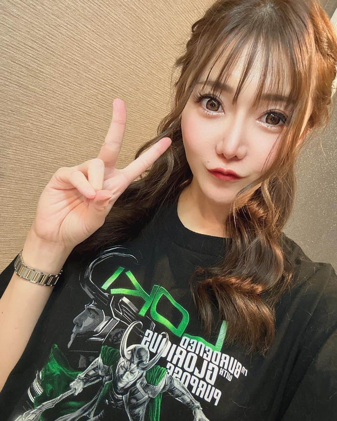 香月亜弥のインスタグラム：「お腹減ったなり🍚 LOKITシャツなかなか質が良い(笑)」