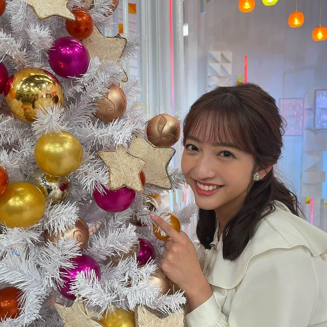 藤本万梨乃のインスタグラム：「* スタジオにツリーが🎄 #めざましテレビ」