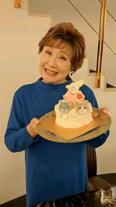 小林幸子のインスタグラム：「cake.jpさんから、オリジナル誕生日ケーキ🎂が届きました✨ ジャコとコウがかわいすぎるーー✨  ありがとうございました❤」