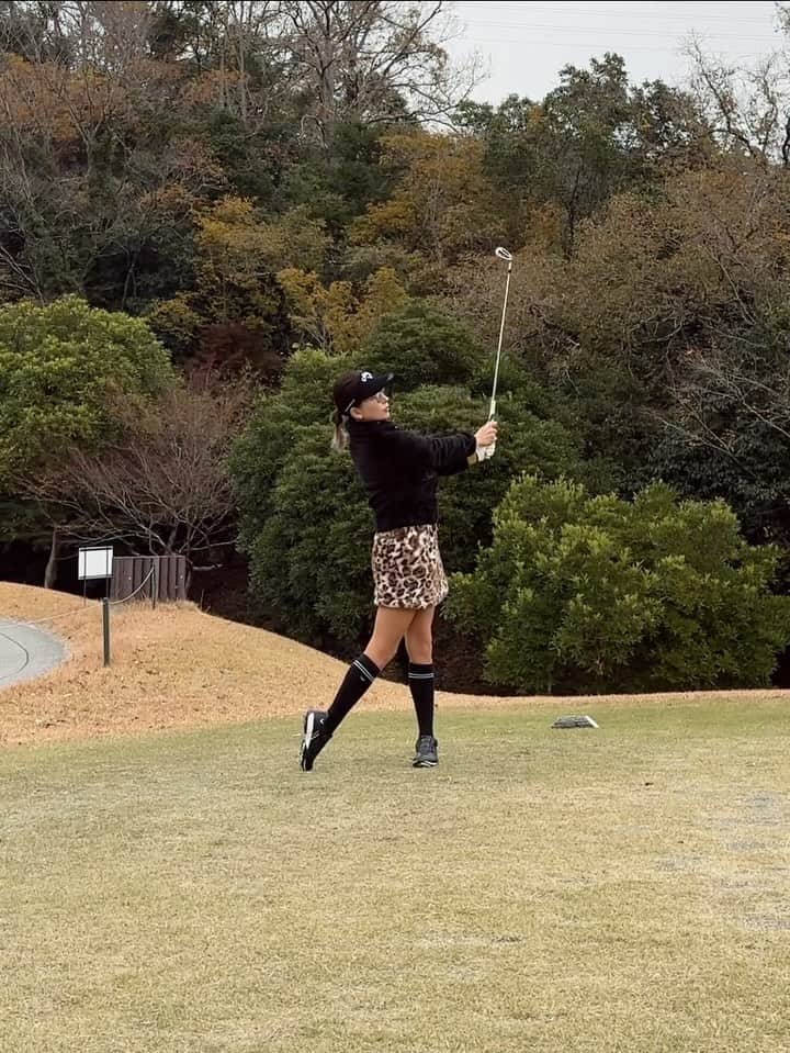 藤田美里のインスタグラム：「. . 寒いけど、寒いほうが好き⛄️🩶  #golf #ゴルフ」