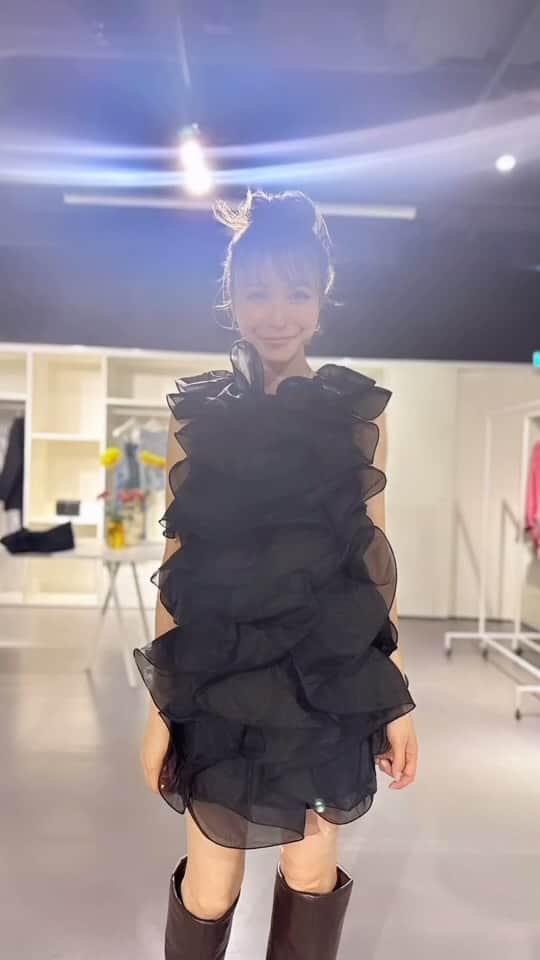 藤井リナのインスタグラム：「@hm のプレスにお邪魔してきました😊 かわいすぎるーーなドレス、ジャケットに出会えた✨ このブラックドレス、素敵すぎて色違いでほしいくらい！ 試着しただけでワクワクしてきて、着るのが楽しみです☺️ 私いつも周りから驚かれる程たくさん食べるので食後何時間かは妊婦さんみたいにお腹でちゃうけど、これならお腹いっぱい食べても気にしなくていい🤣💓  娘さんはというと、最近キメようとすると何故かアゴが出ます笑 写真撮られてる。と思ったら出てくるアゴ、、なぜ笑😂 可愛いと周りから好評な彼女のワンピースは @totanirabe_kids のものだよ😊」