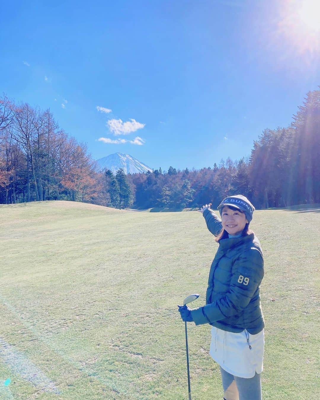 野牛あかねのインスタグラム：「鳴沢村でゴルフ⛳️ グリーンだけでなくフェアウェイ、ラフ、全部凍っててダフったら終わり。ひさしぶりに叩いた😢  帰りに、以前撮影でお世話になった河口湖の #トロワズィエムマルシェ さんでカフェ ここのチーズケーキめっちゃ美味しいのよ😋 テイクアウトもしちゃった😍  夜は八王子で焼肉 #大幸園  タンが最高😍  美味しいもの食べてスコアも忘れました🤣」