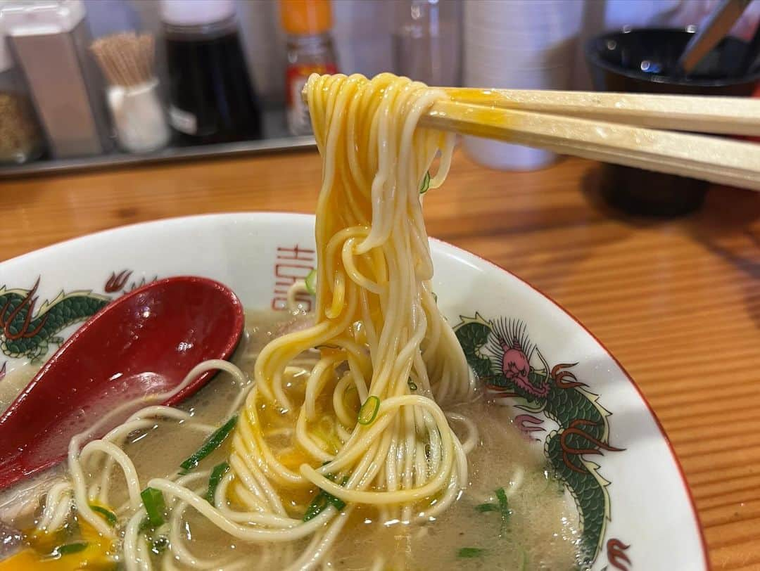 SUSURUさんのインスタグラム写真 - (SUSURUInstagram)「福岡の豚骨はうまい。 筑後市のラーメンうめこさん。卵黄絡ませてすする麺はうまい。 替え玉はもちろんバッキバキ！ #susuru_tv #ラーメンうめこ #筑後市 #福岡 #バキバキ #替え玉 #うまい  #ラーメン #らーめん #ramen #ラーメン部 #ramennoodles #毎日ラーメン生活 #麺スタグラム #japaneseramen #japanramen #foodstagram #foodie #noodles #instanoodle #instaramen #instafood #豚骨ラーメン #福岡ラーメン」12月5日 16時43分 - susuru_tv