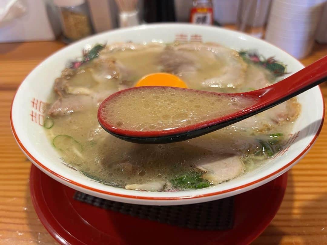 SUSURUさんのインスタグラム写真 - (SUSURUInstagram)「福岡の豚骨はうまい。 筑後市のラーメンうめこさん。卵黄絡ませてすする麺はうまい。 替え玉はもちろんバッキバキ！ #susuru_tv #ラーメンうめこ #筑後市 #福岡 #バキバキ #替え玉 #うまい  #ラーメン #らーめん #ramen #ラーメン部 #ramennoodles #毎日ラーメン生活 #麺スタグラム #japaneseramen #japanramen #foodstagram #foodie #noodles #instanoodle #instaramen #instafood #豚骨ラーメン #福岡ラーメン」12月5日 16時43分 - susuru_tv