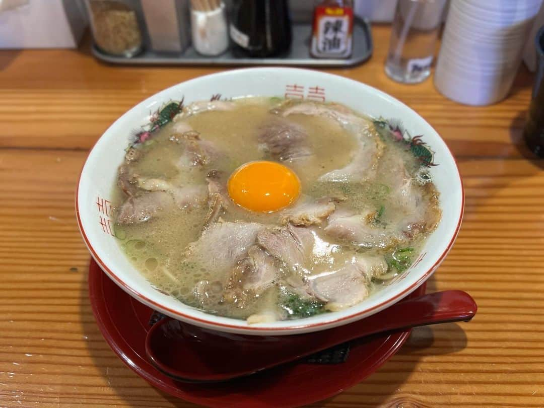 SUSURUさんのインスタグラム写真 - (SUSURUInstagram)「福岡の豚骨はうまい。 筑後市のラーメンうめこさん。卵黄絡ませてすする麺はうまい。 替え玉はもちろんバッキバキ！ #susuru_tv #ラーメンうめこ #筑後市 #福岡 #バキバキ #替え玉 #うまい  #ラーメン #らーめん #ramen #ラーメン部 #ramennoodles #毎日ラーメン生活 #麺スタグラム #japaneseramen #japanramen #foodstagram #foodie #noodles #instanoodle #instaramen #instafood #豚骨ラーメン #福岡ラーメン」12月5日 16時43分 - susuru_tv