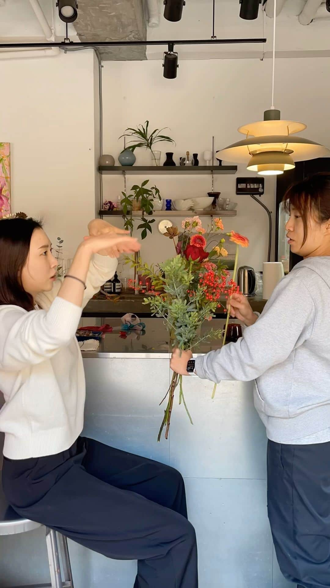 JF flower Shopのインスタグラム：「핸드타이드 첫수업 🫶🏻 핸드타이드는 기본기가 매우 중요하기 때문에 자세부터, 손위치까지 디테일하게 옆에서 밀착해서 수업하고 있어요 ❣️   ✔️ 모든 수업은 1:1 진행하고 있습니다  ✔️ 자세한 내용은 블로그 확인해주세요」