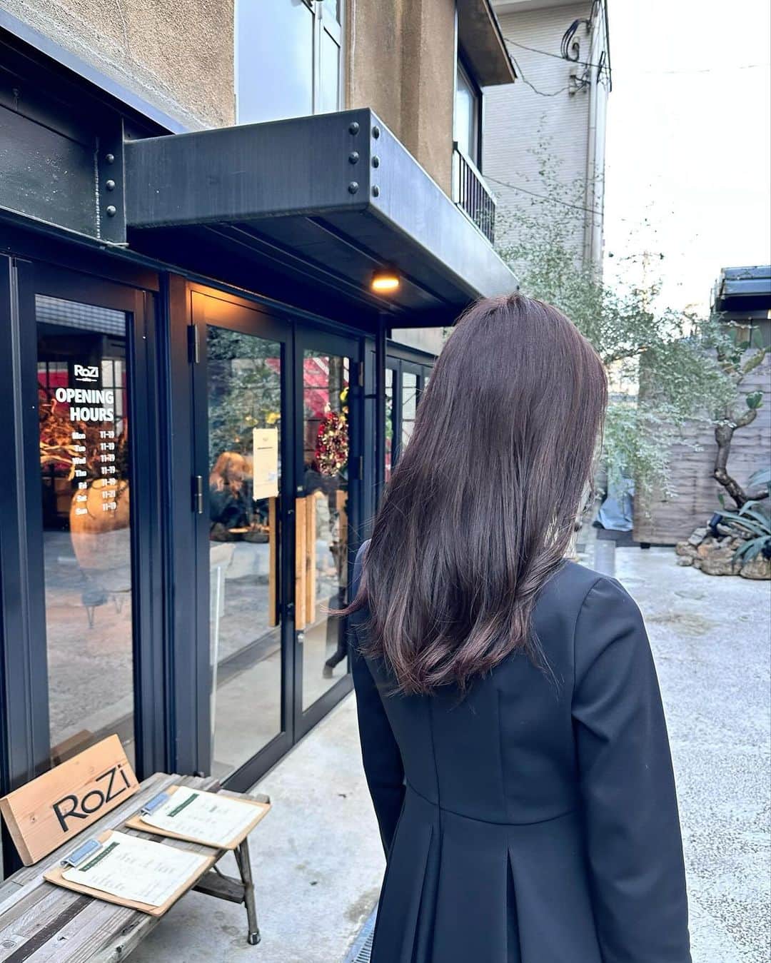 小林真由さんのインスタグラム写真 - (小林真由Instagram)「朝チュクミ🍲🤍 ⁡ 新大久保は朝から混んでてびっくり。 二人とのあつあつ韓国料理が最高でした🍲🫰 ⁡ なかなか行けないと思ってた新大久保だけど、早くからopenしてるお店も結構ありそうで開拓への意欲満々😍 ⁡ ⁡ 秋カラー。 年中同じブラウンですが😂 艶々で好きな色。 @inamochinaoki 🙏✨ ⁡ ⁡ ⁡ one-piece&boots : #tsurubymarikooikawa  ⁡ ⁡ ⁡ 2人が撮ってくれたのに喋りすぎて、9割目は閉じて口が開いてる写真だった😂 #ファッション #コーデ #ママコーデ #女の子ママ #男の子ママ #ママライフ #コーディネート #5歳 #3歳 #子連れ旅行 #旅行 #二人育児 #新大久保 #朝活 #チュクミ #韓国料理 #チュクミドサ」12月5日 16時44分 - mayukobayashii