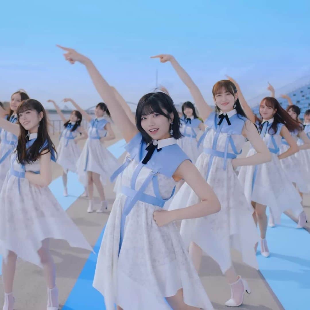 waco⭐️CHACOのインスタグラム：「🫧WORKS🫧  乃木坂46 34th singleアンダー楽曲「思い出が止まらなくなる」にて森様の衣装に合わせてアクセサリーを製作いたしました。  チェコビーズをふんだんに使ったゆらゆら揺れるピアス＆イヤリング。 MVでは海の水面がキラキラ光って雫型のパーツにぴったり💧 是非ご覧くださいませ✨  youtu.be/eeMTs8R3t  #nogizaka46 #nogizaka」