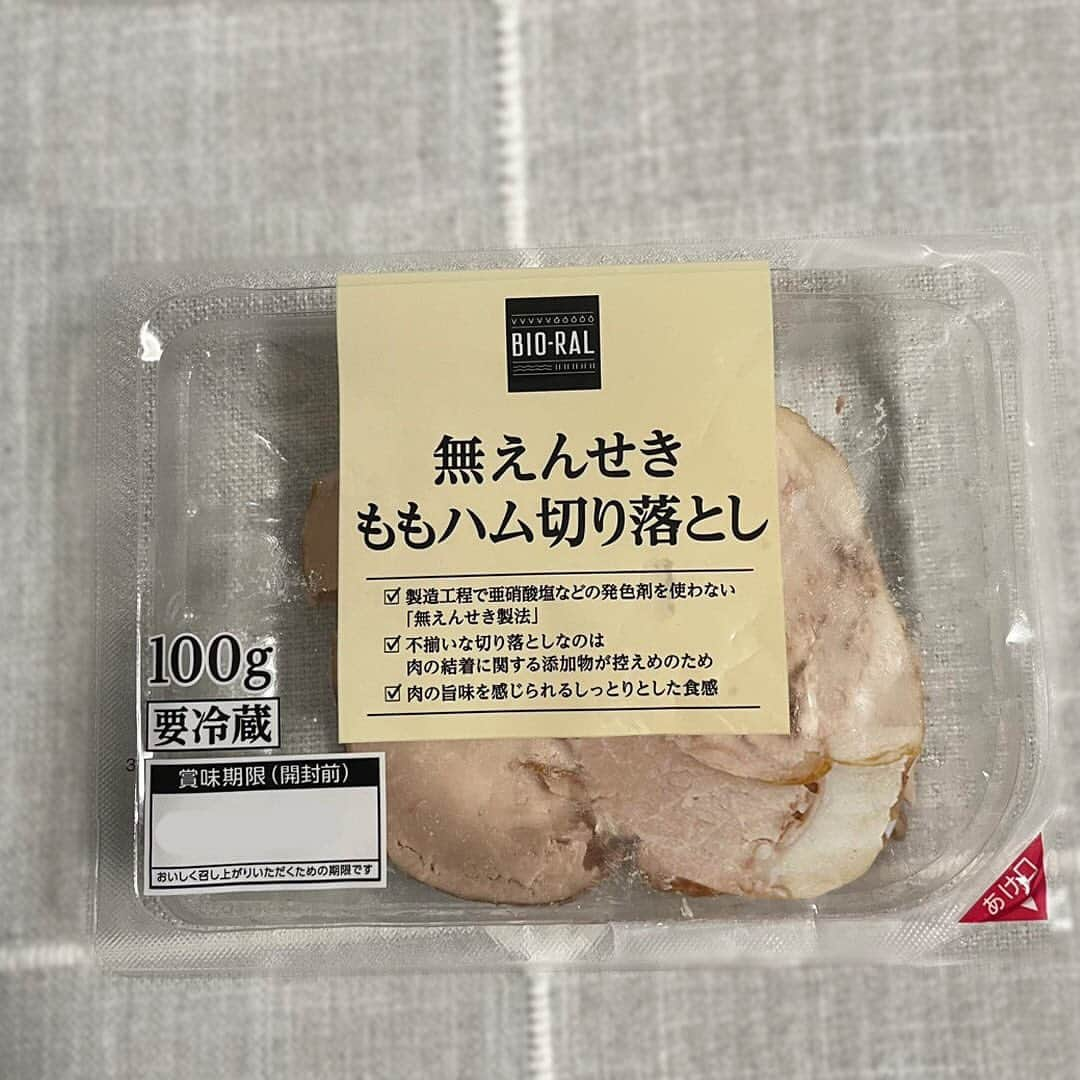 BIO-RAL靭店さんのインスタグラム写真 - (BIO-RAL靭店Instagram)「. 無塩せき製法にこだわったシリーズ😋  BIO-RALの無塩せきシリーズといえば あらびきウインナー・ベーコン・ハム【ロース】など 種類いろいろ♪  今回は新商品✨ 無塩せき ももハム切り落としをご紹介します👏  ---------------------- ＼おすすめ品／ ◉無塩せき ももハム切り落とし 100ｇ／本体価格298円  ◎製造工程で亜硫酸塩などの発色剤を使わない  「無塩せき製法」 ◎不揃いな切り落としなのは  肉の結着に関する添加物が控えめのため ◎肉のうまみを感じられるしっとりとした食感 ----------------------  スタッフも試食してみました😋 パッケージを開けるとふわっと香るあの匂い♡ しっとり柔らかな食感が最高でした♪  サラダに添えたり、朝食の一品としたり 忙しいときにパッと使いやすいサイズ感です☺ ぜひお買い求めください💖  ※価格は定番価格となりますので 店頭表示価格と異なる場合がございます。 ※数に限りがございます。売り切れの際はご容赦ください。 ※画像はすべてイメージです。  ----------------------------  皆さまの気になる商品は何ですか？ ビオラルで「買ってみました！」「試してみました！」など @bioral_west のタグをつけて教えてくださいね🍀  #無塩せき #無塩せきハム #無塩せき製法 #亜硫酸塩無添加 #発色剤不使用 #発色剤不使用ハム #切り落とし #ハム切り落とし #添加物控えめ #しっとり #ハムサラダ #ハムエッグ #時短朝食 #おうちでバル #プライベートブランド #bioral #ビオラル #ビオラル靭店 #ビオラルエキマルシェ大阪店 #限定商品 #ライフ #スーパーライフ #ライフコーポレーション #ナチュラルスーパーマーケット #ビオラル生活 #biorallife #エキマルシェ大阪 #エキマルシェ #大阪 #osaka」12月6日 17時00分 - bioral_west