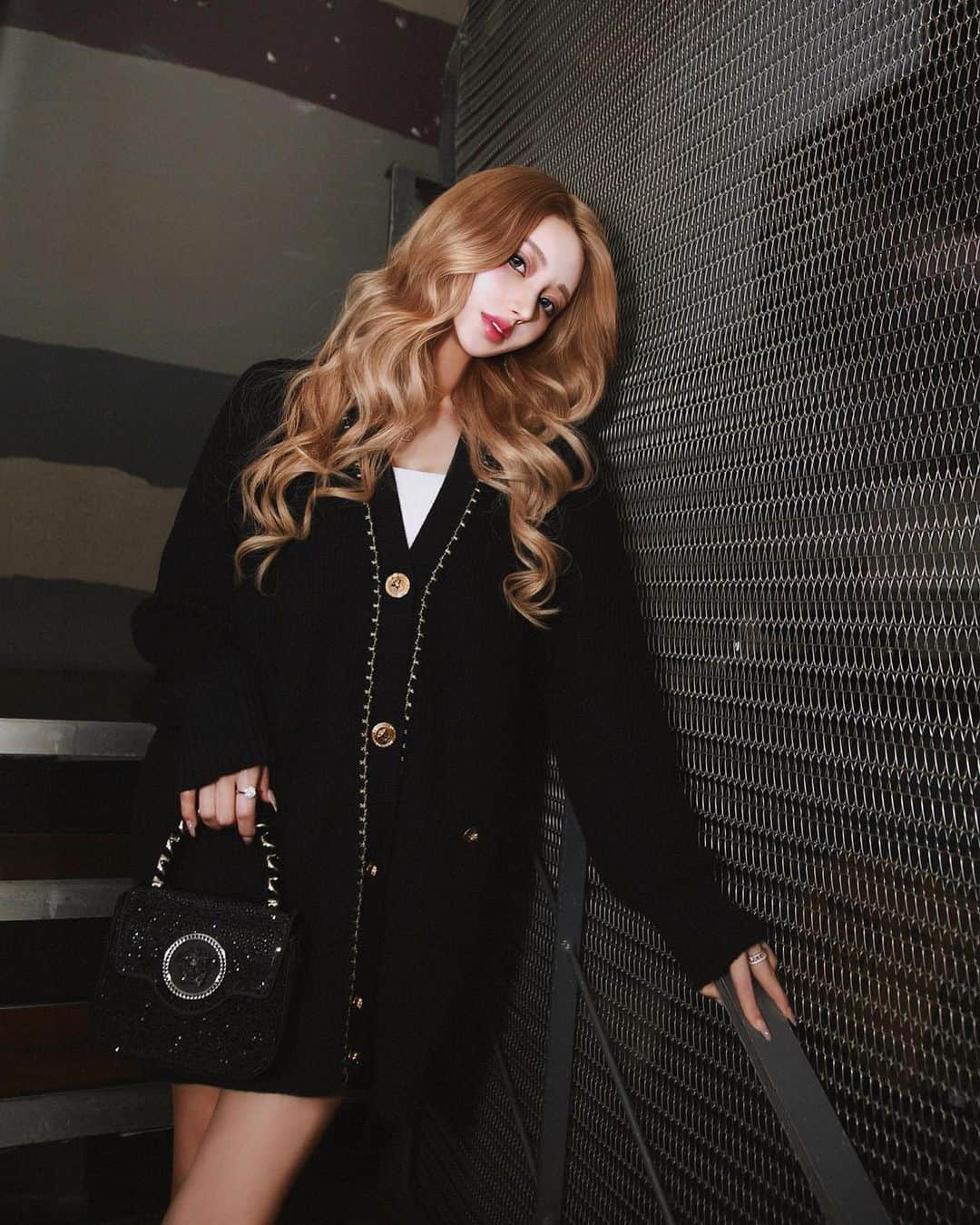 ほずにゃむのインスタグラム：「@versace  code‎🐍🖤」