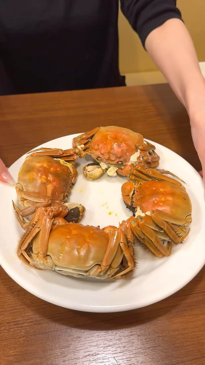 大見さなえのインスタグラム：「上海蟹をリーズナブルに味わえるお店🦀 五反田『チャイニーズガーデン 悟空』 ⁡ 日本では高級な上海蟹！ 姿蒸しは大体1匹で5000円はするイメージだけど ここはオスメス2匹で3780円✨ ⁡ 【上海蟹 姿蒸し】 オスメス食べ比べ。メスは濃い卵がたっぷり🥚 オスは独特な ねっとり食感がたまらん🥺 (その2週間後も食べに行ったけど オスのみ等の注文もできる！) ⁡ 他にも味噌の甘みが引き立つ上海蟹の老酒漬けや 上海カニあんかけチャーハンなど！ 今の時期しか食べられない上海蟹を 気軽に堪能できるの嬉しい☺️ ⁡ ーーーーーーーーーーーーーーーーーーーーーーー •上海カニの老酒漬け  1900円 •上海蟹姿蒸し 2匹  3780円 上海カニあんかけチャーハン 2380円 ーーーーーーーーーーーーーーーーーーーーーーー ⏰11:00～15:00、17:00～24:00   定休日  日曜日 📍東京都品川区西五反田1-4-2 2F～3F ーーーーーーーーーーーーーーーーーーーーーーー #東京グルメ #東京ディナー #五反田グルメ #上海蟹#めぐログ_五反田 #めぐログ_中華料理 #shanghaicrab #上海蟹」