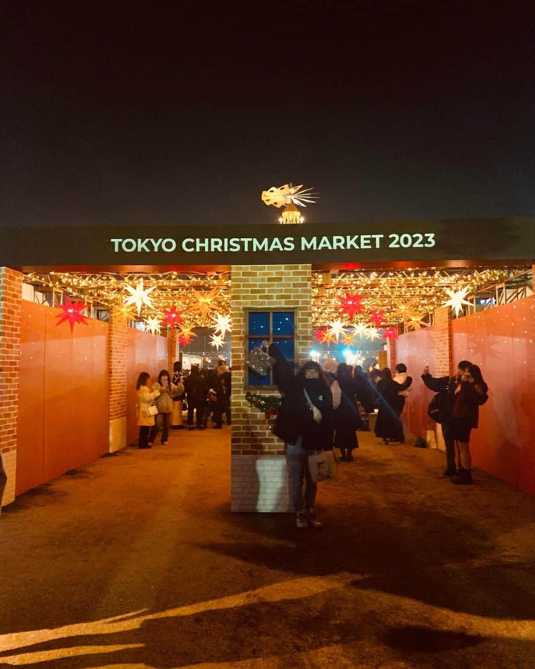 眉村ちあきさんのインスタグラム写真 - (眉村ちあきInstagram)「地獄級にクレイジーな仲間たちと #東京クリスマスマーケット に行ってきました！  私はホットワインを外で飲むという良さを知ってしまった・・・ ワインの沼は深そうで怯えています  イルミネーションも綺麗で、仲の良いカップルがたくさん居て尊かったです。こんなにもそれぞれに愛の形があって可愛い。尊い。どうりで無限にラブソングがあるわけですね  ヒーターもあって、テント席もあって、ドイツバンドのライブもあって、心アチアチ温まる場所でした！  犬もキッズもいっぱいいて嬉しかった  12月25日まで🎄❤️」12月5日 16時59分 - chichiyan1207