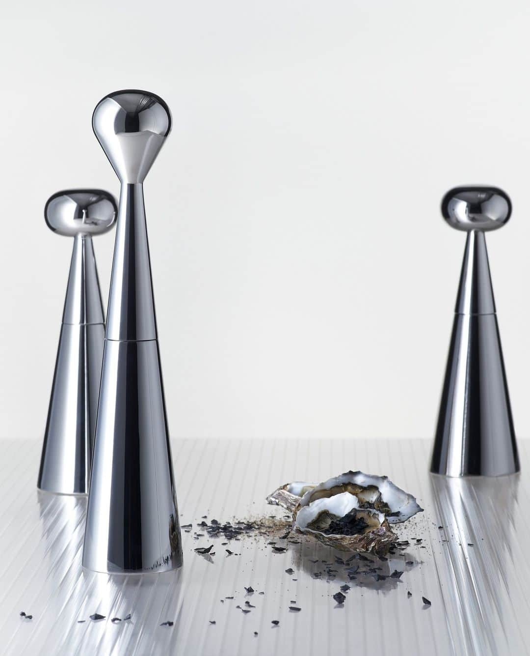 トム ディクソンさんのインスタグラム写真 - (トム ディクソンInstagram)「Salt and pepper play a heroic role in the kitchen. MILL is a set of grinders with expressed handles and sleek conical silhouettes made of stainless steel - the perfect holiday gift.⁠ ⁠ Discover more on tomdixon.net」12月5日 17時00分 - tomdixonstudio