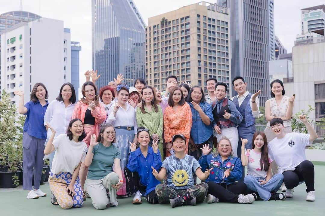 Amata Chittaseneeのインスタグラム：「#pearypieskygarden ☺️been spreading and receiving so much love over the weekend! Every moment has been such a joy! Thank you for having an interest in urban farming 🌼🌼🌼 hope to see all of you again soon!! With love! Sky garden, Bangkok #urbanfarming #rooftopgarden #bangkok #organic #Thailand #organicfarming #safefood」