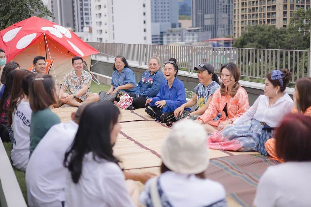 Amata Chittaseneeさんのインスタグラム写真 - (Amata ChittaseneeInstagram)「#pearypieskygarden ☺️been spreading and receiving so much love over the weekend! Every moment has been such a joy! Thank you for having an interest in urban farming 🌼🌼🌼 hope to see all of you again soon!! With love! Sky garden, Bangkok #urbanfarming #rooftopgarden #bangkok #organic #Thailand #organicfarming #safefood」12月5日 16時54分 - pearypie