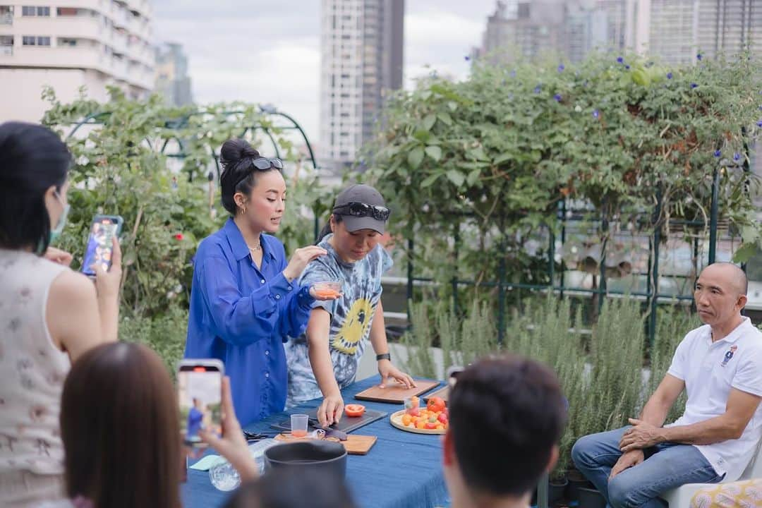 Amata Chittaseneeさんのインスタグラム写真 - (Amata ChittaseneeInstagram)「#pearypieskygarden ☺️been spreading and receiving so much love over the weekend! Every moment has been such a joy! Thank you for having an interest in urban farming 🌼🌼🌼 hope to see all of you again soon!! With love! Sky garden, Bangkok #urbanfarming #rooftopgarden #bangkok #organic #Thailand #organicfarming #safefood」12月5日 16時54分 - pearypie