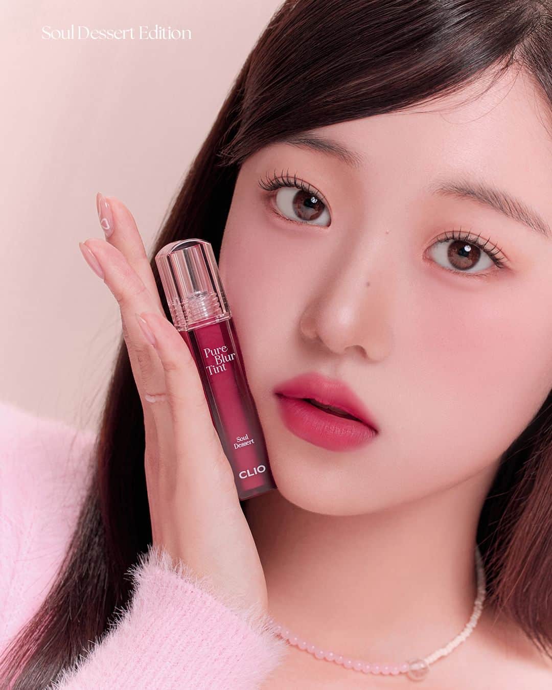 클리오 CLIO officialさんのインスタグラム写真 - (클리오 CLIO officialInstagram)「상큼한 과즙이 입술에 물들듯 -   퓨어 블러 틴트 NEW 컬러 3종!  매끈하게 블러링 되는 8가지 퓨어 컬러 구성! 지금 바로 올리브영 온라인몰에서 만나보세요💖  정가 18,000원 ➡️ 30% OFF ➡️12,600원  소울 디저트 에디션, 퓨어 블러 틴트 NEW 컬러 3종  ✳︎ 06 풋내나는 무화과 소프트하고 오묘한 모브  ✳︎ 07 당도높은딸기 채도 높은 핑크에 플럼 한방울 탄 당도높은딸기  ✳︎ 08 발그레 익은 석류 살짝 푸른빛이 감도는 딥한 트루 레드  상큼한 과일 찹쌀떡에서 영감받은 과즙처럼 투명하고 맑은 컬러 3가지!  맑은 3가지 컬러로 생기와 분위기 동시에 ON!💡  지금 바로 올리브영 온라인몰 #올영세일 에서 만나보세요!  #클리오 #CLIO #クリオ #퓨어블러틴트 #tint #pureblurtint #tint #올리브영 #올영세일 #틴트추천 #소울디저트에디션 #dessert」12月5日 16時56分 - clio_official