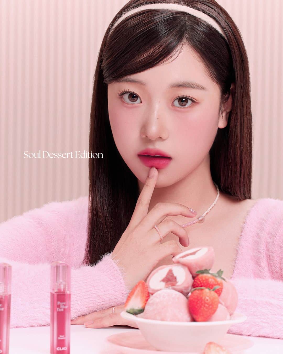 클리오 CLIO officialさんのインスタグラム写真 - (클리오 CLIO officialInstagram)「상큼한 과즙이 입술에 물들듯 -   퓨어 블러 틴트 NEW 컬러 3종!  매끈하게 블러링 되는 8가지 퓨어 컬러 구성! 지금 바로 올리브영 온라인몰에서 만나보세요💖  정가 18,000원 ➡️ 30% OFF ➡️12,600원  소울 디저트 에디션, 퓨어 블러 틴트 NEW 컬러 3종  ✳︎ 06 풋내나는 무화과 소프트하고 오묘한 모브  ✳︎ 07 당도높은딸기 채도 높은 핑크에 플럼 한방울 탄 당도높은딸기  ✳︎ 08 발그레 익은 석류 살짝 푸른빛이 감도는 딥한 트루 레드  상큼한 과일 찹쌀떡에서 영감받은 과즙처럼 투명하고 맑은 컬러 3가지!  맑은 3가지 컬러로 생기와 분위기 동시에 ON!💡  지금 바로 올리브영 온라인몰 #올영세일 에서 만나보세요!  #클리오 #CLIO #クリオ #퓨어블러틴트 #tint #pureblurtint #tint #올리브영 #올영세일 #틴트추천 #소울디저트에디션 #dessert」12月5日 16時56分 - clio_official