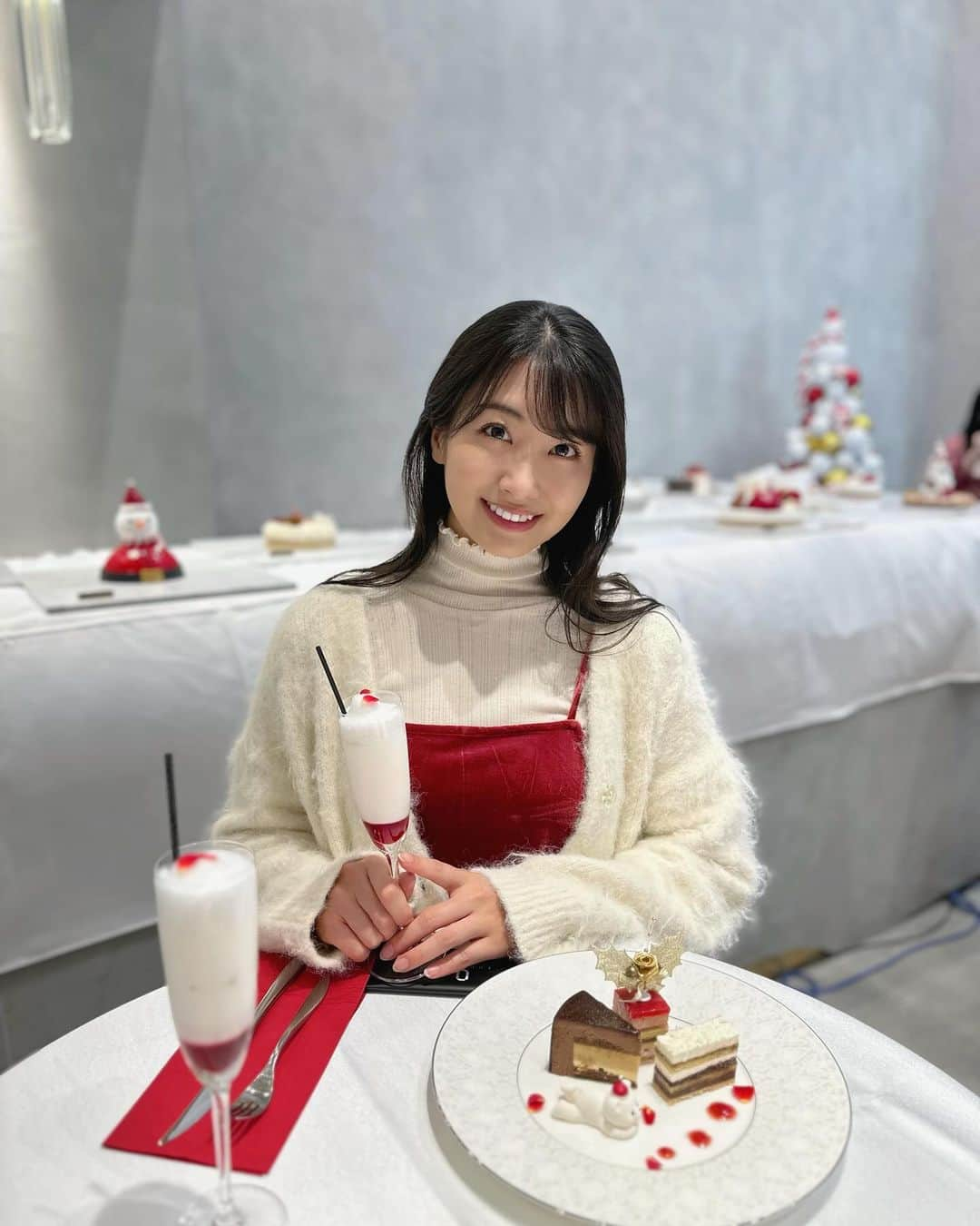 関根ささらのインスタグラム：「先日、 @louangetokyo_lemusee のレセプションに行ってきました🎅🏻🎂❤️  #クリスマス限定 の可愛いケーキがたくさん🥹🩷 定番のテディベアのも、スノーマンのも可愛すぎた！！！ 今年のクリスマスケーキをまだ決めてない方はぜひ🫶♡ . . . . #christmas #xmas #christmascake #クリスマスケーキ #クリスマスコーデ #クリスマスケーキ予約 #louangetokyo #louange」