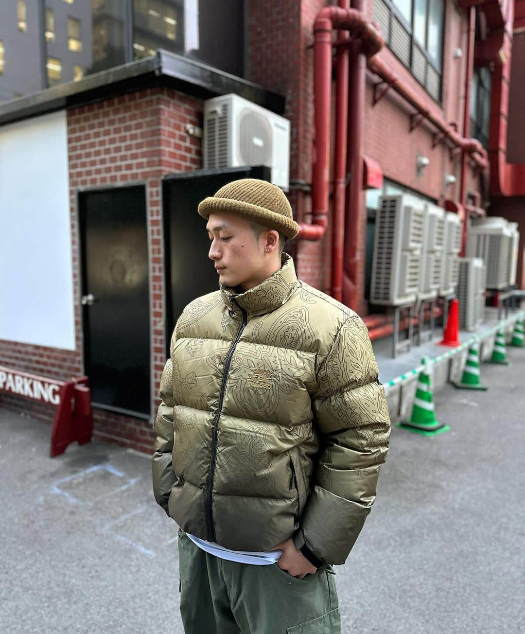 GROW AROUNDさんのインスタグラム写真 - (GROW AROUNDInstagram)「#growaroundnewarrivals BRICKS & WOOD × FELT  BUTTERFLY 700 FILL DOWN JACKET  BRICKS & WOOD 2014年、KACEY LYNCHによって設立、South Central, Los Angelesをベースに作られています。 最近のNEW BALANCEやDODGERSのコラボで今勢いに乗っているブランドで、 セレクトショップのUNION やGood companyで取り扱われていたりします。 FeltはKRISTIAN ACOSTAが手掛けていて、"For Every Living Thing" の頭文字が由来しています。  700FILLの豊富なダウン量でオリジナルのバタフライペイズリーパターンの柄になっています。」12月5日 16時56分 - growaround